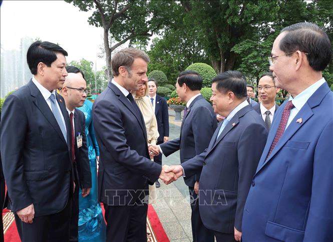 Chủ tịch nước Lương Cường giới thiệu thành viên đoàn Việt Nam với Tổng thống Pháp Emmanuel Macron. Ảnh: Lâm Khánh – TTXVN