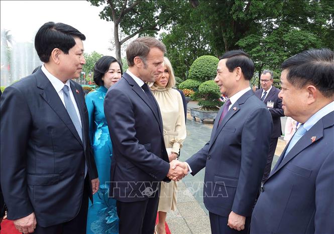 Chủ tịch nước Lương Cường giới thiệu thành viên đoàn Việt Nam với Tổng thống Pháp Emmanuel Macron. Ảnh: Lâm Khánh – TTXVN