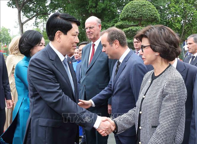 Chủ tịch nước Lương Cường và Phu nhân với các thành viên đoàn Pháp. Ảnh: Lâm Khánh – TTXVN