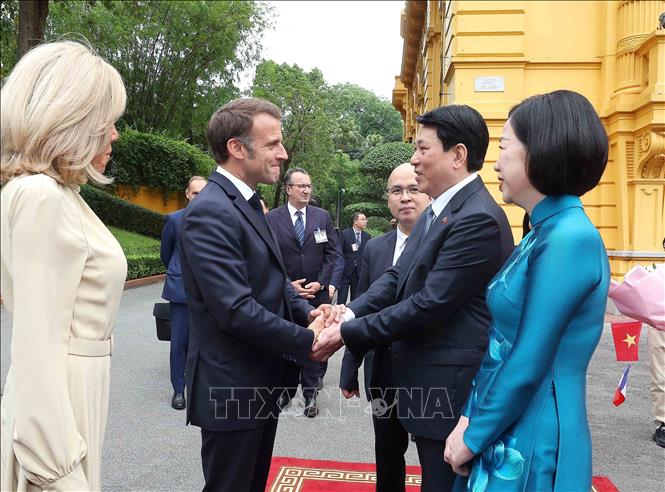 Chủ tịch nước Lương Cường và Phu nhân đón Tổng thống Pháp Emmanuel Macron và Phu nhân. Ảnh: Lâm Khánh – TTXVN