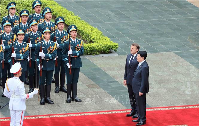 Chủ tịch nước Lương Cường và Tổng thống Pháp Emmanuel Macron duyệt Đội danh dự Quân đội nhân dân Việt Nam. Ảnh: Tuấn Anh - TTXVN