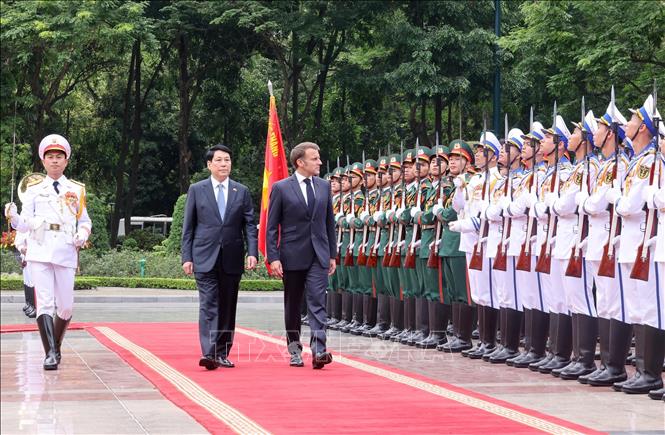 Chủ tịch nước Lương Cường và Tổng thống Pháp Emmanuel Macron duyệt Đội danh dự Quân đội nhân dân Việt Nam. Ảnh: Lâm Khánh – TTXVN