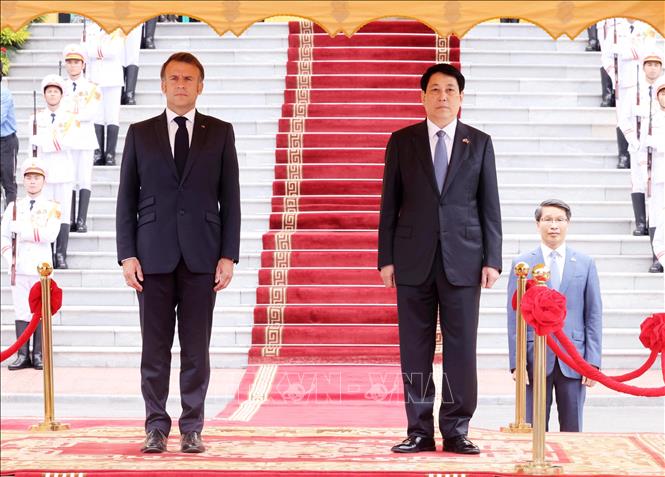 Chủ tịch nước Lương Cường và Tổng thống Pháp Emmanuel Macron nghe quân nhạc cử Quốc thiều hai nước. Ảnh: Lâm Khánh – TTXVN