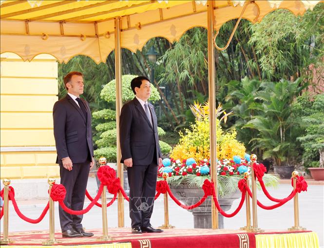 Chủ tịch nước Lương Cường và Tổng thống Pháp Emmanuel Macron nghe quân nhạc cử Quốc thiều hai nước. Ảnh: Lâm Khánh – TTXVN