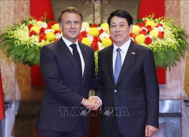 Chủ tịch nước Lương Cường và Tổng thống Pháp Emmanuel Macron chụp ảnh chung. Ảnh: Lâm Khánh – TTXVN