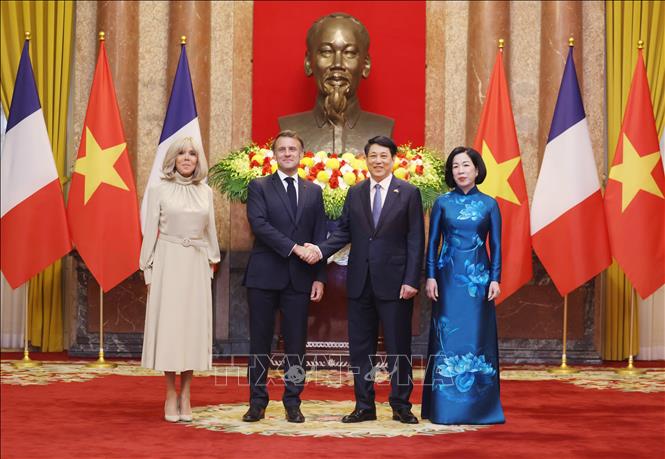 Chủ tịch nước Lương Cường và Phu nhân cùng Tổng thống Pháp Emmanuel Macron và Phu nhân chụp ảnh chung. Ảnh: Lâm Khánh – TTXVN