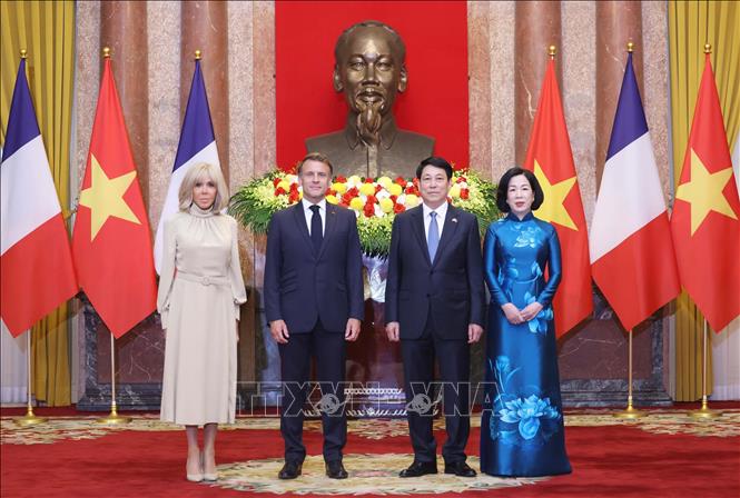 Chủ tịch nước Lương Cường và Phu nhân cùng Tổng thống Pháp Emmanuel Macron và Phu nhân chụp ảnh chung. Ảnh: Lâm Khánh – TTXVN