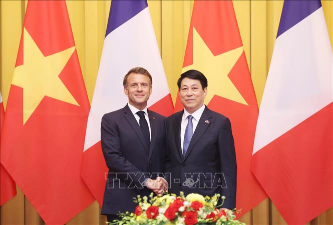 Chủ tịch nước Lương Cường và Tổng thống Pháp Emmanuel Macron chụp ảnh chung trước hội đàm. Ảnh: Lâm Khánh - TTXVN