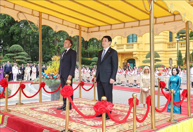 Chủ tịch nước Lương Cường và Tổng thống Pháp Emmanuel Macron nghe quân nhạc cử Quốc thiều hai nước. Ảnh: Lâm Khánh – TTXVN