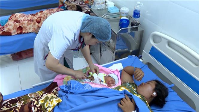 Đội ngũ nhân viên y tế Bệnh viện Quân y 15 tận tâm chăm sóc người bệnh. Ảnh: Hồng Điệp - TTXVN