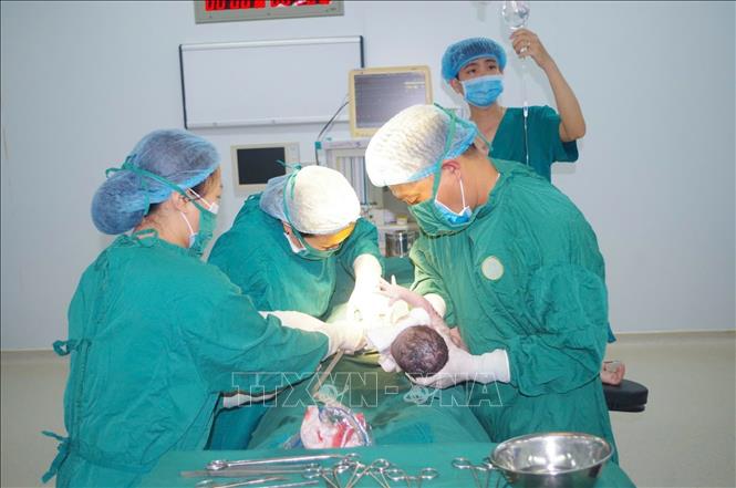 Các y, bác sĩ tại Bệnh viện Quân y 15 thực hiện ca sinh mổ. Ảnh: Hồng Điệp - TTXVN