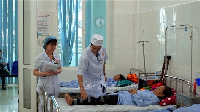 Bác sĩ Bệnh viện Quân y 15 thăm khám cho bệnh nhân. Ảnh: Hồng Điệp - TTXVN