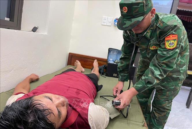 Quân y đơn vị khám, kiểm tra sức khỏe cho ông Đỗ Sỹ Thường. Ảnh: TTXVN phát 