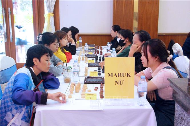 Các nữ vận động viên thi đấu nội dung cờ Maruk (Cờ vua Thái Lan). Ảnh: Trung Kiên - TTXVN