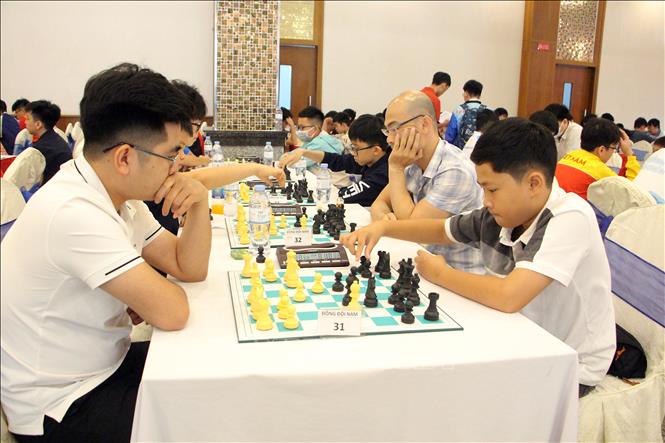 Vận động viên thi đấu hạng mục đồng đội nam. Ảnh: Trung Kiên - TTXVN