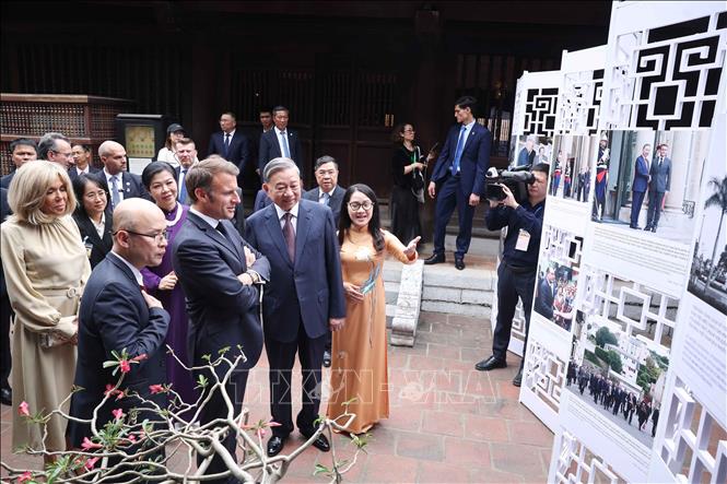 Tổng Bí thư Tô Lâm và Phu nhân cùng Tổng thống Pháp Emmanuel Macron và Phu nhân tham quan trưng bày ảnh về quan hệ Việt - Pháp, do Thông tấn xã Việt Nam thực hiện. Ảnh: Thống Nhất – TTXVN