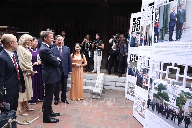 Tổng Bí thư Tô Lâm và Phu nhân cùng Tổng thống Pháp Emmanuel Macron và Phu nhân tham quan trưng bày ảnh về quan hệ Việt - Pháp, do Thông tấn xã Việt Nam thực hiện. Ảnh: Thống Nhất – TTXVN