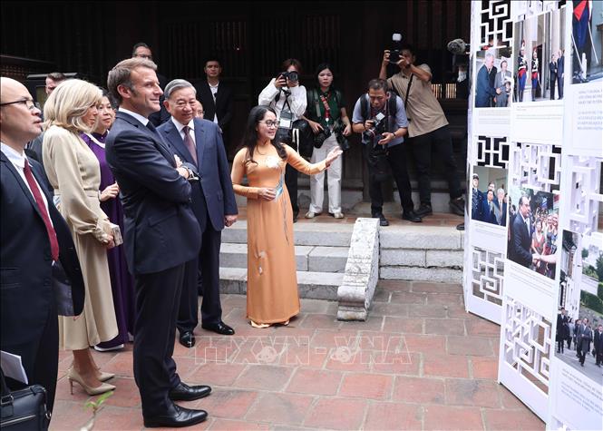 Tổng Bí thư Tô Lâm và Phu nhân cùng Tổng thống Pháp Emmanuel Macron và Phu nhân tham quan trưng bày ảnh về quan hệ Việt - Pháp, do Thông tấn xã Việt Nam thực hiện. Ảnh: Thống Nhất – TTXVN
