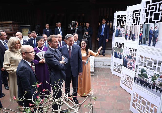 Tổng Bí thư Tô Lâm và Phu nhân cùng Tổng thống Pháp Emmanuel Macron và Phu nhân tham quan trưng bày ảnh về quan hệ Việt - Pháp, do Thông tấn xã Việt Nam thực hiện. Ảnh: Thống Nhất – TTXVN