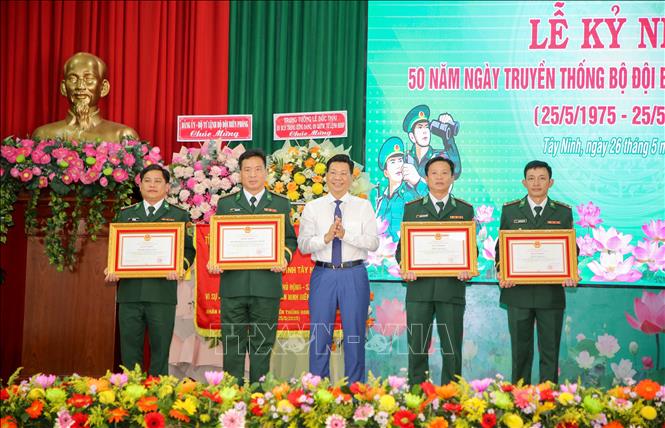 Bí thư Tỉnh ủy, Chủ tịch HĐND tỉnh Tây Ninh Nguyễn Mạnh Hùng trao Bằng khen của Chủ tịch UBND tỉnh Tây Ninh cho các tập thể, cá nhân. Ảnh: Giang Phương - TTXVN 