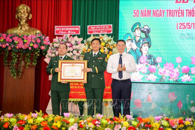 Thừa ủy quyền của Thủ tướng Chính phủ, Thứ trưởng Bộ Tư pháp Nguyễn Thanh Ngọc (phải) trao Bằng khen của Thủ tướng Chính phủ cho Bộ đội Biên phòng Tây Ninh. Ảnh: Giang Phương - TTXVN