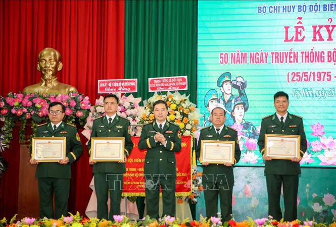 Thiếu tướng Trần Ngọc Hữu, Phó Tư lệnh Bộ đội Biên phòng trao Bằng khen của Bộ Tư lệnh Bộ đội Biên phòng cho các tập thể, cá nhân xuất sắc. Ảnh: Giang Phương - TTXVN