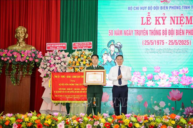 Thừa ủy quyền của Thủ tướng Chính phủ, Thứ trưởng Bộ Tư pháp Nguyễn Thanh Ngọc trao Bằng khen của Thủ tướng Chính phủ cho Đại úy Phan Minh Vương, thuộc Bộ đội Biên phòng Tây Ninh. Ảnh: Giang Phương - TTXVN