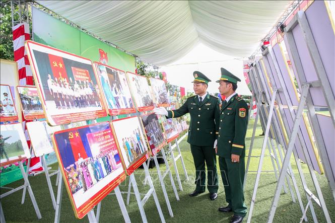 Cán bộ, chiến sĩ Bộ đội Biên phòng Tây Ninh ôn lại truyền thống vẻ vang qua các tư liệu, hình ảnh lịch sử. Ảnh: Giang Phương – TTXVN