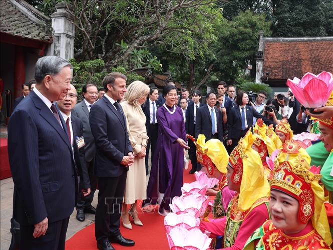 Party General Secretary To Lam, French President Emmanuel Macron and their spouses enjoy a performance of Nha Nhac (Hue royal court music) by artists from the Hue Royal Court Traditional Art Theatre. VNA Photo: Thống Nhất 