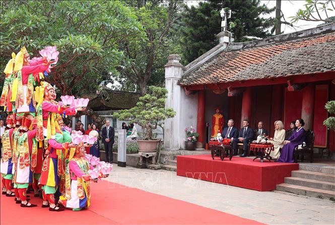 Party General Secretary To Lam, French President Emmanuel Macron and their spouses enjoy a performance of Nha Nhac (Hue royal court music) by artists from the Hue Royal Court Traditional Art Theatre. VNA Photo: Thống Nhất 