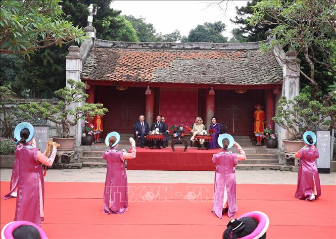 Party General Secretary To Lam, French President Emmanuel Macron and their spouses enjoy a performance of Nha Nhac (Hue royal court music) by artists from the Hue Royal Court Traditional Art Theatre. VNA Photo: Thống Nhất 