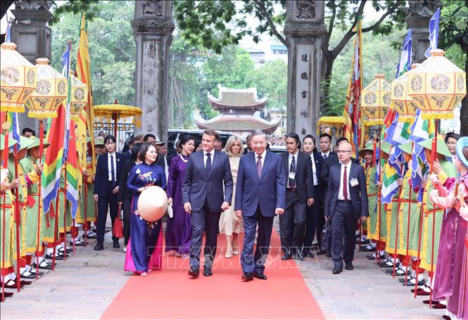 Party General Secretary To Lam, French President Emmanuel Macron and their spouses visit Van Mieu-Quoc Tu Giam. VNA Photo: Thống Nhất 