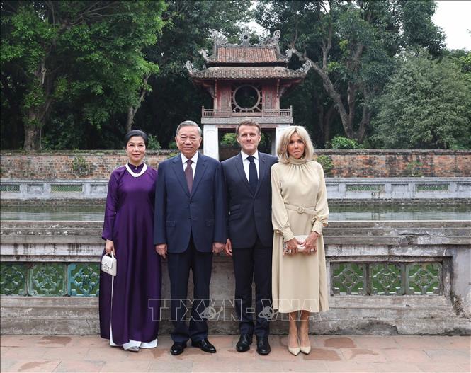 Party General Secretary To Lam, French President Emmanuel Macron and their spouses visit Van Mieu-Quoc Tu Giam. VNA Photo: Thống Nhất 