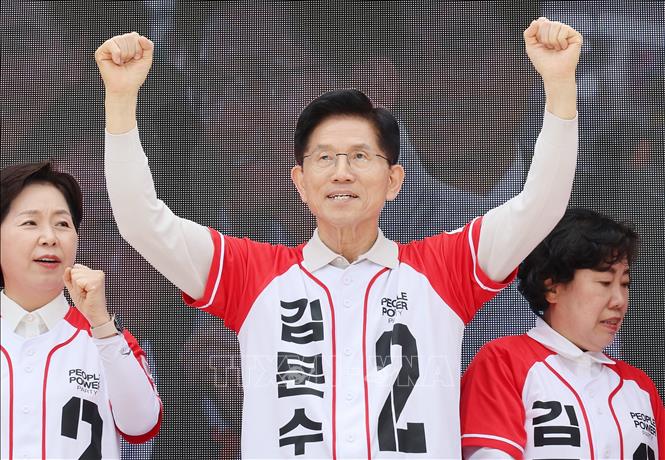 Ứng cử viên Tổng thống Hàn Quốc của đảng Quyền lực Nhân dân (PPP) Kim Moon Soo. Ảnh: Yonhap/TTXVN