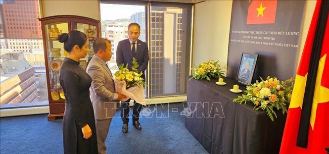 Đại diện Việt kiều tại New Zealand đến viếng nguyên Chủ tịch nước Trần Đức Lương. Ảnh: TTXVN phát