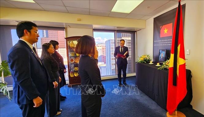 Đại sứ Việt Nam tại New Zealand Phan Minh Giang phát biểu bày tỏ niềm tiếc thương vô hạn trước sự ra đi của nguyên Chủ tịch nước Trần Đức Lương. Ảnh: TTXVN phát