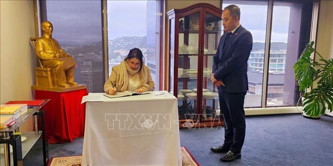Đại diện Đại sứ quán Cuba tại New Zealand ghi sổ tang tưởng niệm nguyên Chủ tịch nước Trần Đức Lương. Ảnh: TTXVN phát