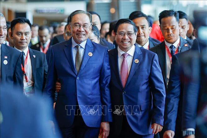  Thủ tướng Phạm Minh Chính và Thủ tướng Malaysia Anwar Ibrahim đến dự phiên Đối thoại với đại diện Hội đồng Tư vấn kinh doanh ASEAN (ASEAN BAC). Ảnh: Dương Giang-TTXVN
