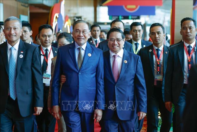  Thủ tướng Phạm Minh Chính và Thủ tướng Malaysia Anwar Ibrahim đến dự phiên Đối thoại với đại diện Hội đồng Tư vấn kinh doanh ASEAN (ASEAN BAC). Ảnh: Dương Giang-TTXVN
