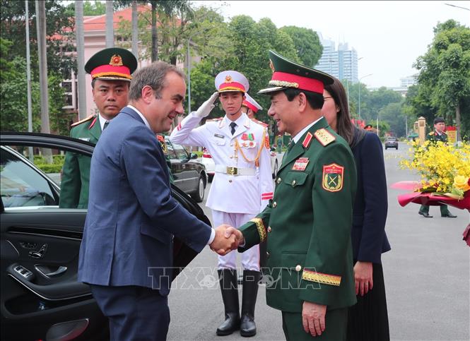 Minister of National Defence General Phan Van Giang welcomes French Minister of the Armed Forces Sébastien Lecornu. VNA Photo: Trọng Đức 