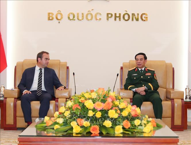 Minister of National Defence General Phan Van Giang meets with French Minister of the Armed Forces Sébastien Lecornu. VNA Photo: Trọng Đức 