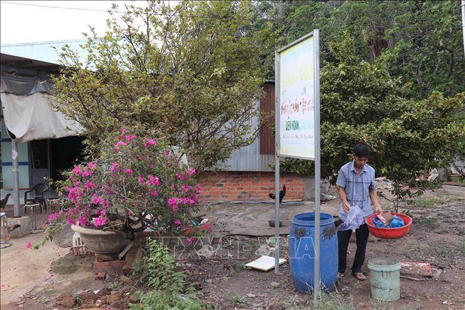 Người dân xã Truông Mít (Dương Minh Châu, Tây Ninh) tập kết rác trong thùng nhựa đúng nơi quy định. Ảnh: Thanh Tân - TTXVN