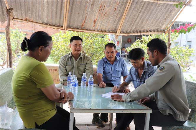 Người dân xã Truông Mít (Dương Minh Châu, Tây Ninh) ký cam kết đổ rác đúng nơi quy định. Ảnh: Thanh Tân - TTXVN