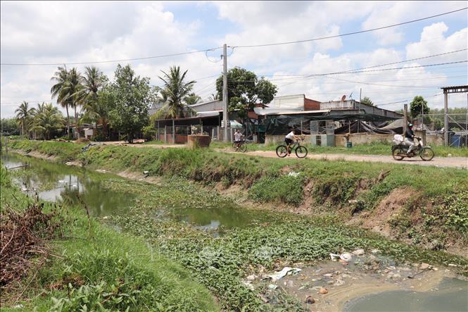 Tuyến kênh ở huyện Dương Minh Châu (Tây Ninh) ngập rác thải. Ảnh: Thanh Tân - TTXVN