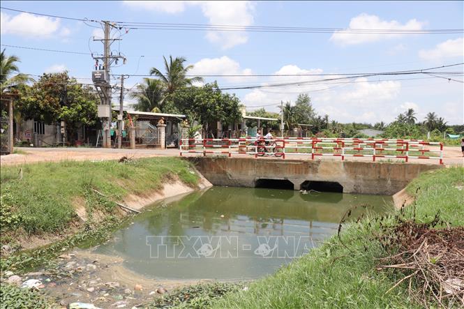 Nhiều tuyến kênh ở huyện Dương Minh Châu, tỉnh Tây Ninh ngập rác thải. Ảnh: Thanh Tân - TTXVN