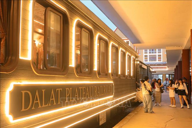 Chuyến tàu “Đà Lạt đêm say” được nhiều du khách đón nhận khi đến với phố núi. Ảnh: Hoàng Hiếu - TTXVN