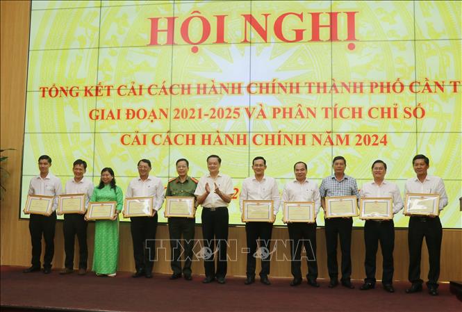 Các tập thể được nhận Bằng khen của Chủ tịch UBND TP Cần Thơ vì đã có thành tích xuất sắc trong thực hiện cải cách hành chính giai đoạn 2021-2025. Ảnh: Ngọc Thiện - TTXVN
