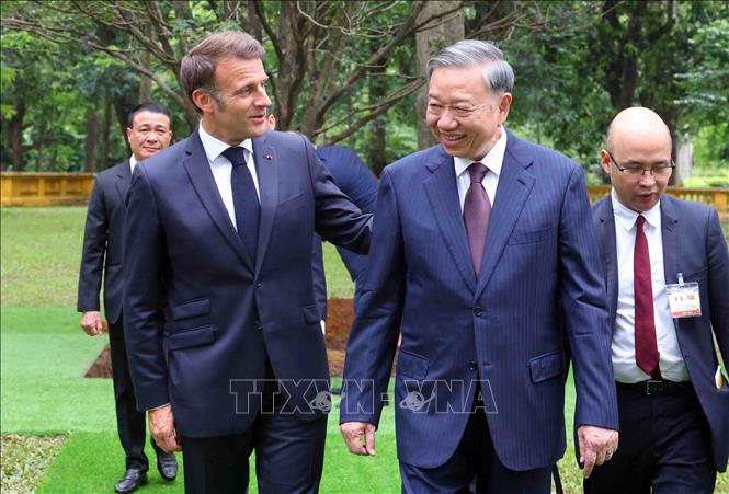 Tổng Bí thư Tô Lâm và Tổng thống Pháp Emmanuel Macron tại lễ trồng cây hữu nghị. Ảnh: Phạm Kiên - TTXVN