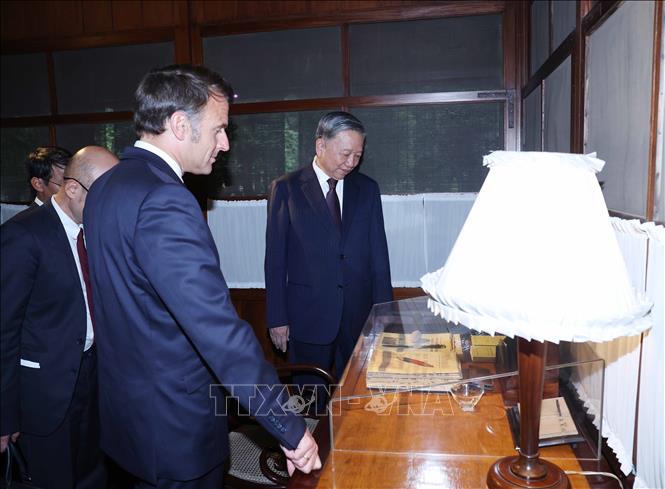 Tổng Bí thư Tô Lâm và Tổng thống Pháp Emmanuel Macron thăm Nhà sàn Bác Hồ trong Khu di tích Chủ tịch Hồ Chí Minh tại Phủ Chủ tịch. Ảnh: Thống Nhất – TTXVN