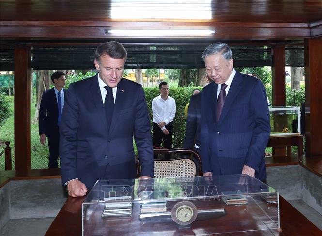 Tổng Bí thư Tô Lâm và Tổng thống Pháp Emmanuel Macron thăm Nhà sàn Bác Hồ trong Khu di tích Chủ tịch Hồ Chí Minh tại Phủ Chủ tịch. Ảnh: Thống Nhất – TTXVN